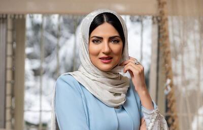 استایل هلیا امامی با مانتویی منقش به تصویر ناصرالدین شاه!