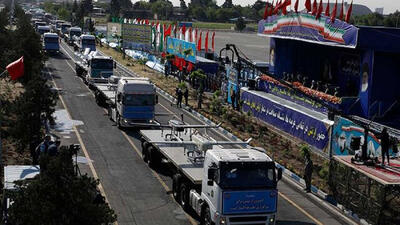 ارتش چه تجهیزاتی را به نمایش درآورد؟ / پرواز چتربازان ارتش در تهران