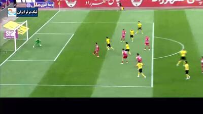 گل دوم سپاهان با گل به خودی گولسیانی در دقیقه 12/پرسپولیس 0 - سپاهان 2