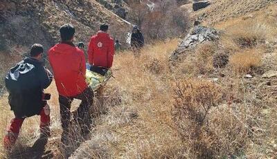یافتن زن مفقود شده در کوه سیاه صیدون بعد از ۱۳ ساعت جستجو