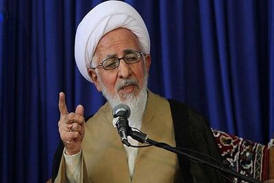 انسان فقط در کنار سفره عقیده، خُلق و عمل خود نشسته است!