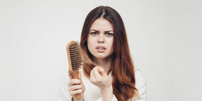 باورهای نادرستی درباره ریزش مو که موهای شما را به فنا می‌دهد! - چی بپوشم