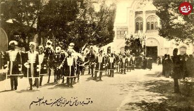 عکس/ لباس یکدست درباریان ۱۲۹ سال پیش در حال بردن پیکر ناصرالدین شاه به شهرری | اقتصاد24