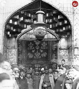 عکس/ ژست خاص رضاخان ۱۰۱ سال پیش در حرم امام حسین با لباس و کلاه رسمی | اقتصاد24