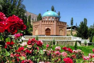 این شاعر ایرانی شاعران تاجیکی را به خط کرد