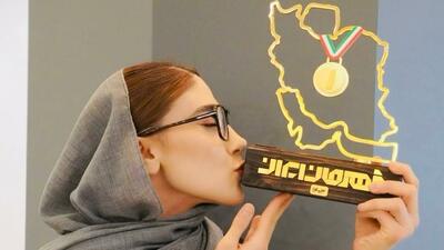 عکس/ ناهید کیانی و جایزه بانوی ورزش ایران