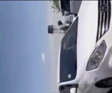 حمله اراذل با قمه و چماق به خودروی سواری در خیابان دانشگاه اسلامشهر