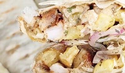طرز تهیه لذیذترین غذای خیابانی خاورمیانه/ شاورما مرغ با نان لواش به سبک رستوران‌های لبنانی با سس مخصوص