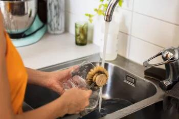 ترفندی برای از بین بردن رسوب لیوان