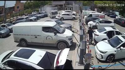 فیلم برخورد کامیون با خودروهای برقی در ایستگاه شارژ