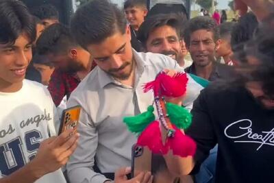 آواز شاد؛ سهیل کوچولو  بین لرها تو دشت چه آهنگ عربی میخونه و میرقصه همه به وجد اومدن