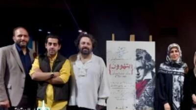 معاون هنری به تماشای یک نمایش در باغ کتاب نشست