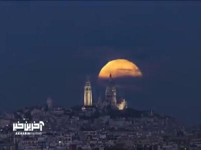 طلوع ماه در پسِ کلیسای قلب مقدس پاریس