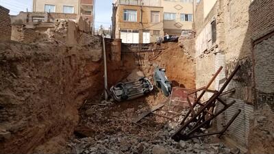 گودبرداری ساختمانی 2 خودرو را بلعید