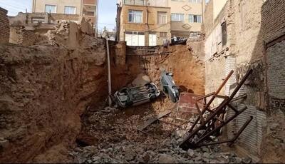 سقوط دو دستگاه خودرو به محل گودبرداری در تبریز