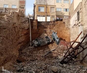 عکس/ سقوط ۲ خودرو داخل محل گودبرداری