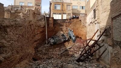 حادثه در تبریز؛ سقوط دو خودرو به محل گودبرداری در منطقه عباسی (+عکس)