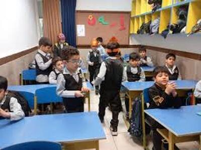 ویدئو بامزه از کاردستی خلاقانه یک پسر بچه در مدرسه