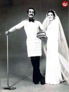 عکس/ ژست خنده دار فریدون فرخزاد ۵۲ سال پیش در مراسم عروسی اش با پیش بند و ظرف | اقتصاد24
