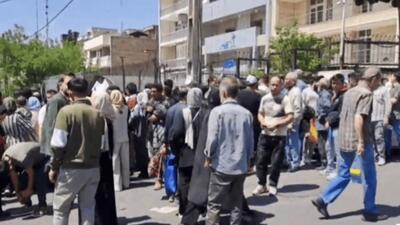 فارس: تجمع اتباع افغانستانی مقابل سفارت این کشور در تهران/ مشکلاتی مانند اخذ اسناد هویتی، اسناد ازدواج و سایر مدارک، عامل این تجمع بوده و ماموران پلیس به آن پایان دادند