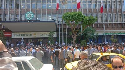 تجمع اعتراضی کارکنان مترو مقابل ساختمان شهرداری تهران