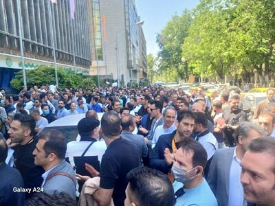 تجمع کارکنان مترو تهران مقابل شهرداری