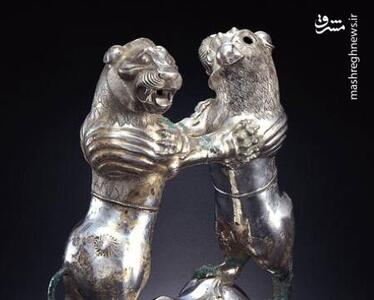تصویری از ظرف نقره‌ به شکل پیکره دو شیر ایستاده بر پیکره گاو