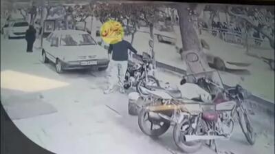 فیلم لحظه سرقت موتورسیکلت در خیابان آزادی !