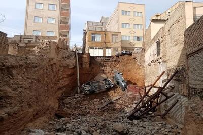 عکس| سقوط وحشتناک ۲ خودرو به محل گودبرداری ساختمان | رویداد24