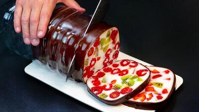 طرز تهیه ژله قالبی با یک عدد بطری پلاستیکی و میوه دلخواه