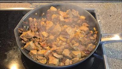 طرز تهیه قاورمه / دستور پخت دل و جگر مرغ در ماهیتابه