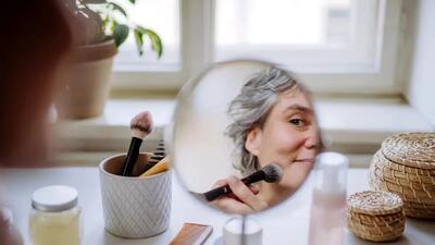 ترفندهای آرایشی برای زنان بالای ۵۰ سال؛ افتادگی پلک را اینگونه محو کنید