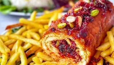 طرز تهیه زرشک پلو با رول مرغ شکم‌ پر؛ غذای مجلسی با طعمی بی‌نظیر