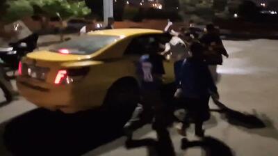 هوادار معترض به عملکرد رافائل سیلوا، روی خودروی حامل این بازیکن رفت!