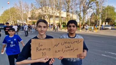 هواداران استقلال خطاب به برخی بازیکنان: چه گلی به سر تیم زدید که نمی خواهید قرارداد رامین رضاییان تمدید شود