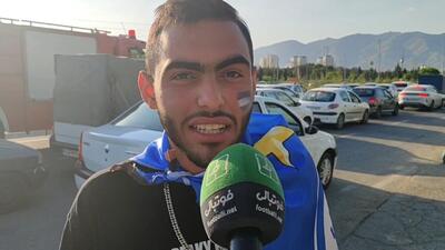 مصاحبه جالب با هوادار استقلال که با دیدن میکروفون فوتبالی هیجان زده شد