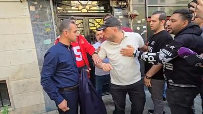 ببینید | درگیری هواداران پرسپولیس با مدیر روابط عمومی باشگاه | رویداد24