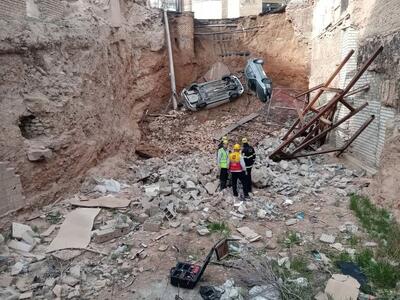 تصاویر؛ سقوط دو خودرو به محل گودبرداری در تبریز