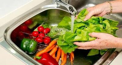 بهترین و کم ضررترین ضدعفونی‌کننده سبزیجات و میوه چیست؟