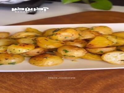 سیب زمینی تنوری با طعمِ کره و سیر و جعفری