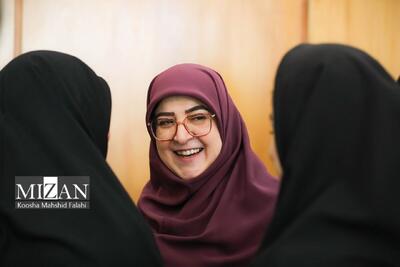 عکس/ خوش‌وبش خانم سخنگو با اصحاب رسانه