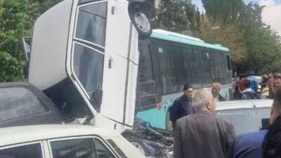 یک مصدوم و خسارت به تعدادی خودرو در پی ترمز بریدن اتوبوس شهری در تبریز