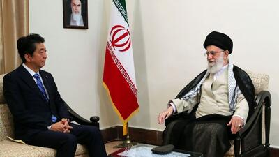 ماجرای یک عکس مشهور/ نخست‌وزیر ژاپن قرار بود نامه ترامپ را به رهبر انقلاب تحویل دهد؟