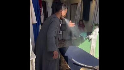عجیب ترین نحوه اتوکشی که تاکنون ندیده اید | پاشیدن آب با دهان روی لباس!