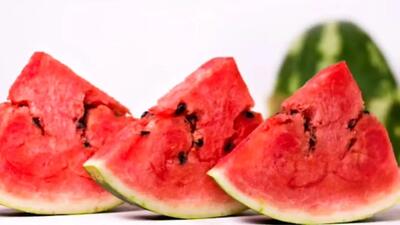 همراه هندوانه این غذاها را هرگز  نخورید!