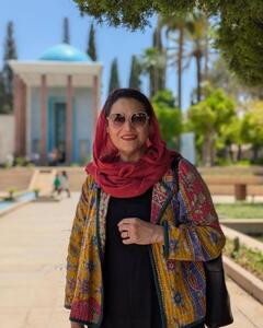 عکس/ تیپ سنتی شبنم مقدمی با مانتوی رنگارنگ و عینک چند میلیونی | اقتصاد24