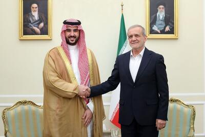 سفر وزیر دفاع عربستان به تهران، دارای پیام‌هایی است/ این سفر نشانگر موافقت عربستان برای حل چالش میان ایران و آمریکاست/ عربستانی‌ها به نوعی حامل پیامی از سوی واشنگتن هستند؛ ترامپ در حال سفر به عربستان است، آن زمان احتمالاً از پزشکیان هم دعوت کنند که به ریاض سفر کند، شاید توافقی هم حاصل شود که ملاقاتی بین روسای جمهور [ایران و آمریکا] انجام گیرد