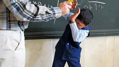 ببینید| تکرار رفتار خشونت‌آمیز معلم کرمانشاهی؛ ۳ دانش‌آموز زیر چک و لگد و مشت آقای معلم!