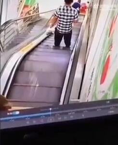 فیلم حادثه‌ای دلخراش / افتادن کودک روی پله برقی