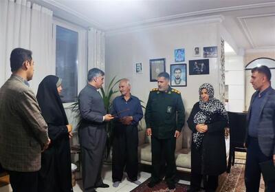 روایتی از ایثارگری شهدای کردستان/ تکریم خانواده شهید ورزشکار - تسنیم
